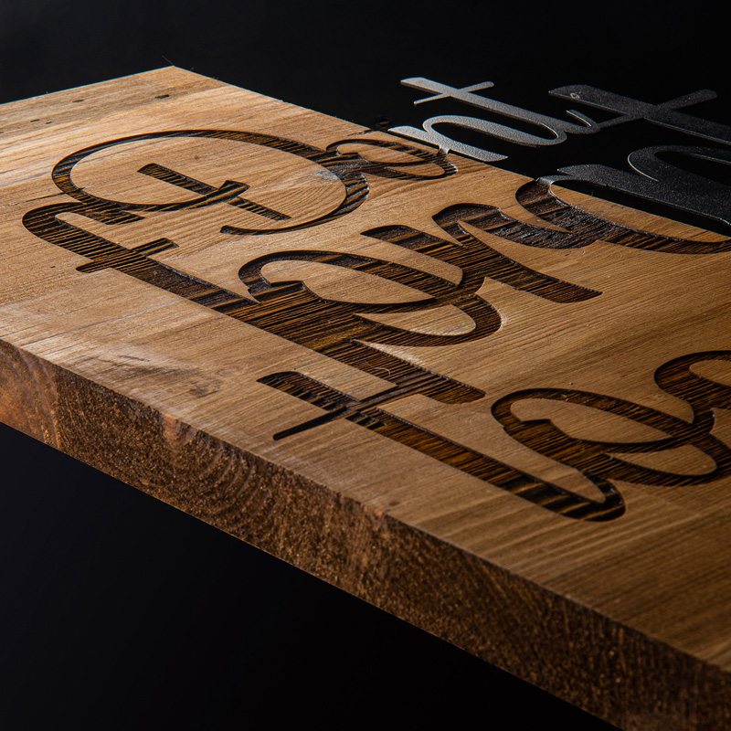 Διακοσμητικό τοίχου Smiley pakoworld ξύλο πεύκου σε φυσική απόχρωση με μαύρο μέταλλο 47x3x58εκ